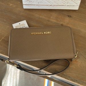 Brand new with tag’s Michael Kors jet set travel wallet/wristlet
